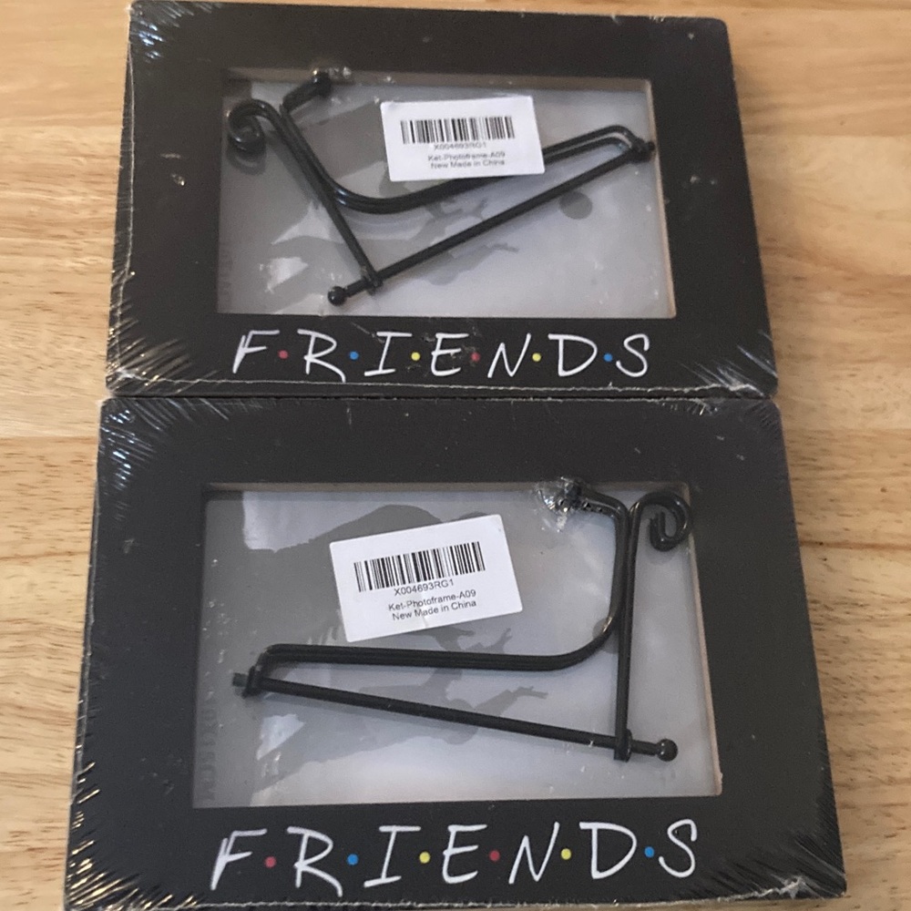 🔖 NWT - Black Friends Picture Frame Set